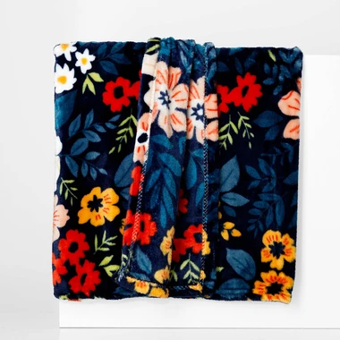 Tmavě modrá deka s květy 130x160 cm