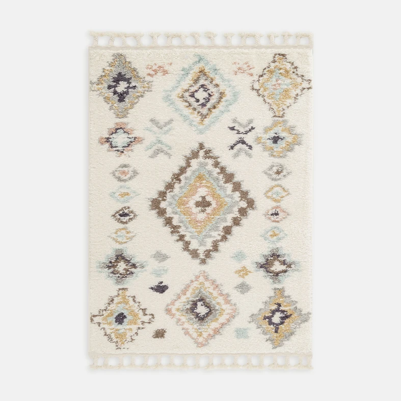 Dywan w stylu boho z geometrycznym wzorem. Kremowe tło, kolorowe akcenty.