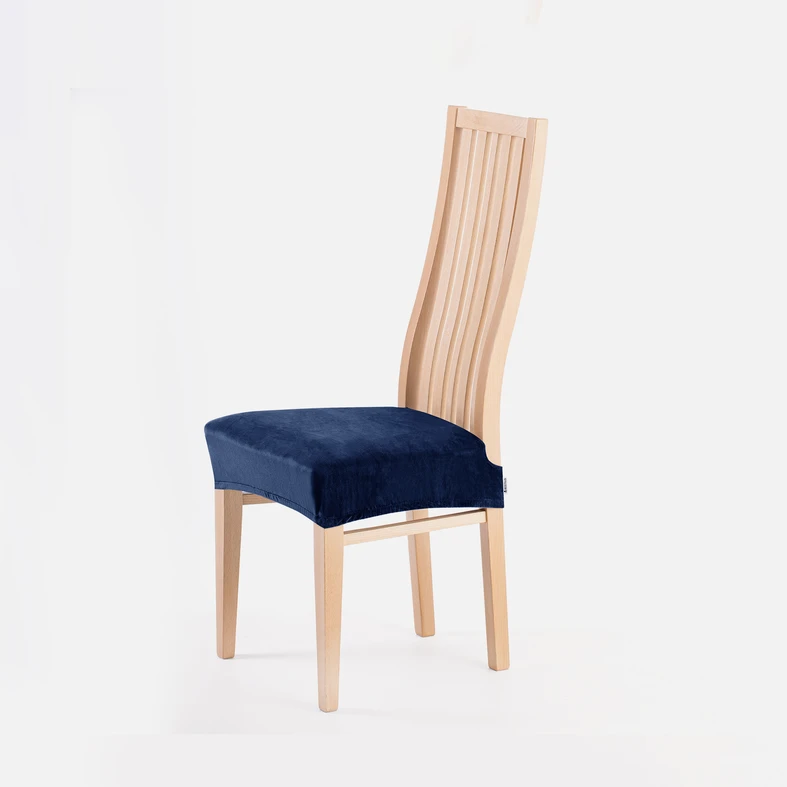 Zdjęcie pokrowca założonego na krzesło. Zdjęcie pod kątem. 