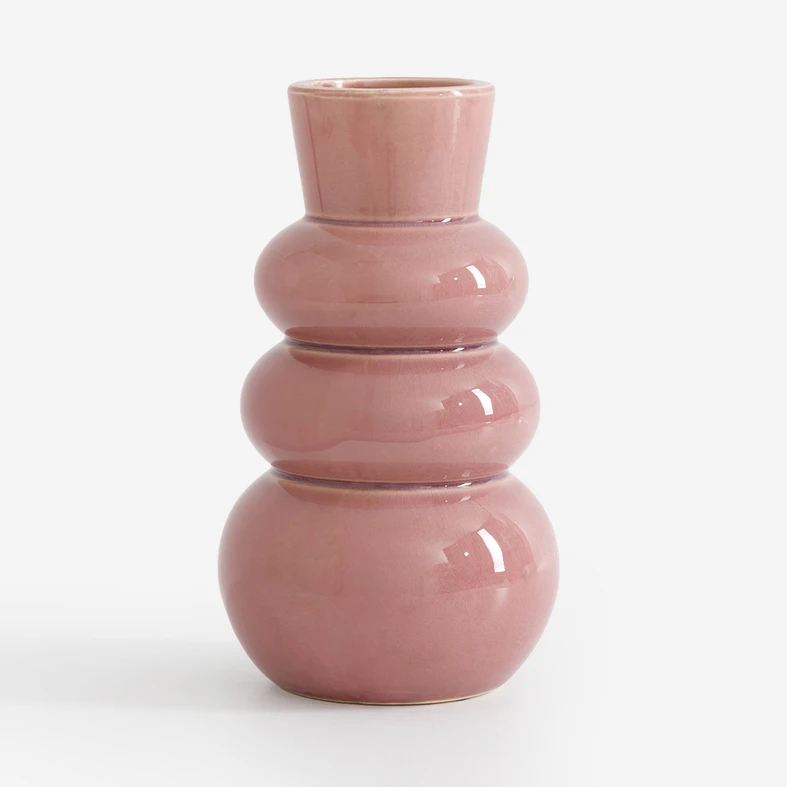 Wazon ceramiczny w kolorze zgaszonego różu. Wyraźny wysoki połysk szkliwa.