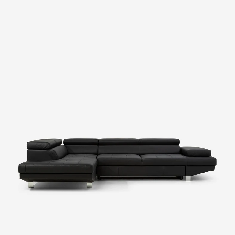 Czarny skórzany narożnik, na metalowych kwadratowych nóżkach.