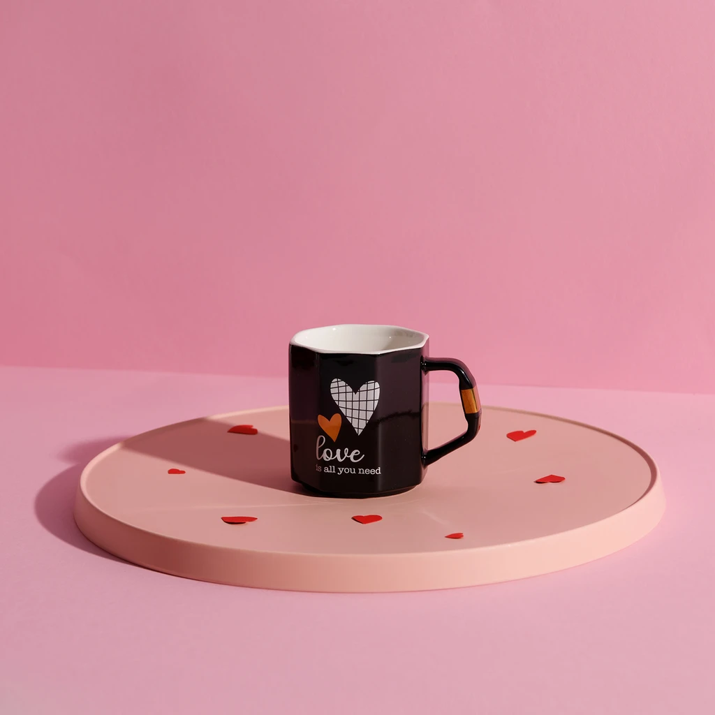 Porcelánový hrnek LOVE černý 330 ml