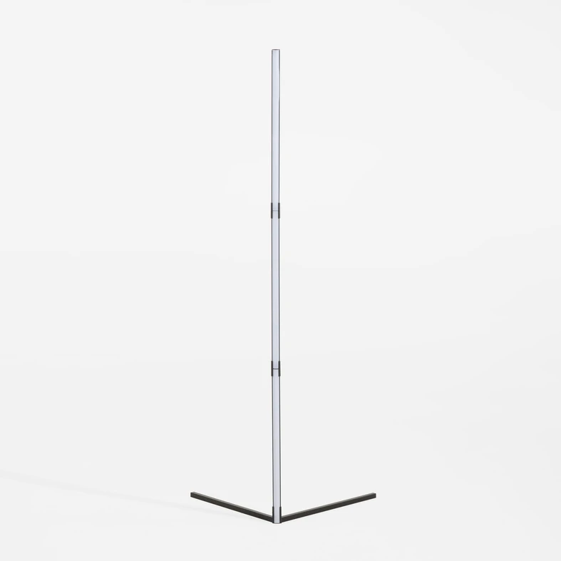 Czarna lampa stojąca LED sterowana pilotem.