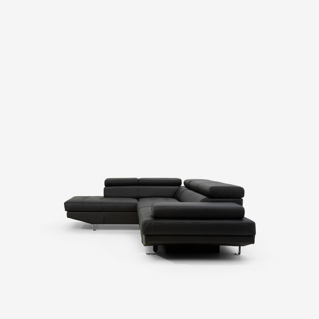 Bok skórzanego czarnego narożnika z widoczną otomaną.