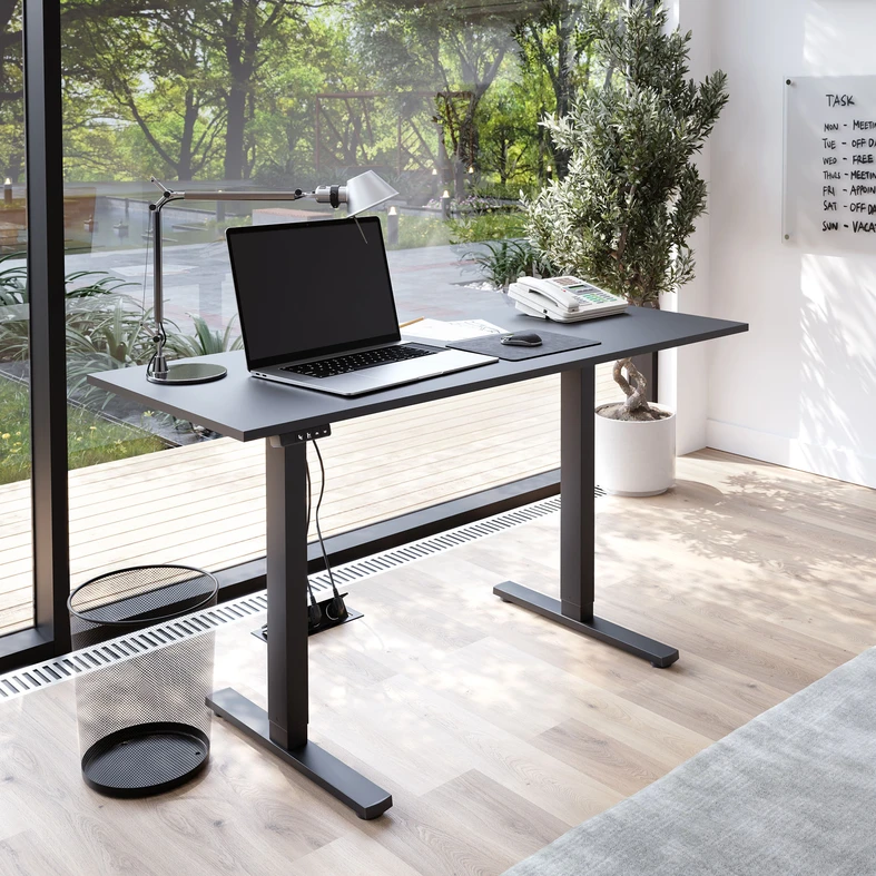 Czarna powierzchnia dobrze sprawdzi się w domowym biurze oraz pokoju młodzieżowym.