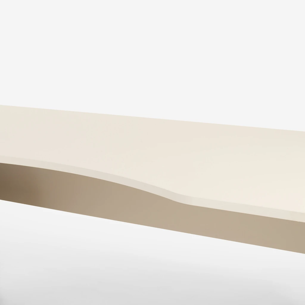 Przód blatu biurka posiada subtelne wcięcie, dzięki któremu dosuniesz się do samego końca mebla