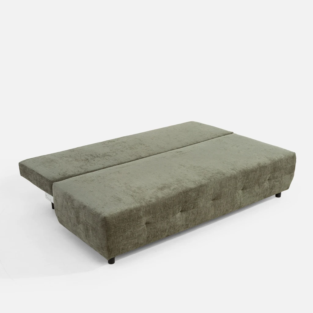 Sofa po rozłożeniu, po wysunięciu siedziska wolną przestrzeń wypełnia oparcie. 