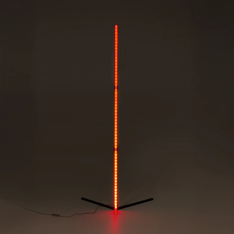 Wyposażona jest w wbudowane diody LED, które zapewniają oświetlenie w szerokim spektrum kolorów RGB.