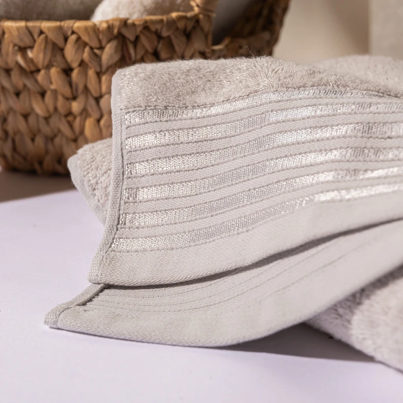 Ręcznik do kąpieli srebrny VELA 70x140 cm Stříbrná osuška VELA 70x140 cm