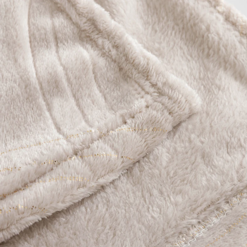 Koc w beżowym kolorze