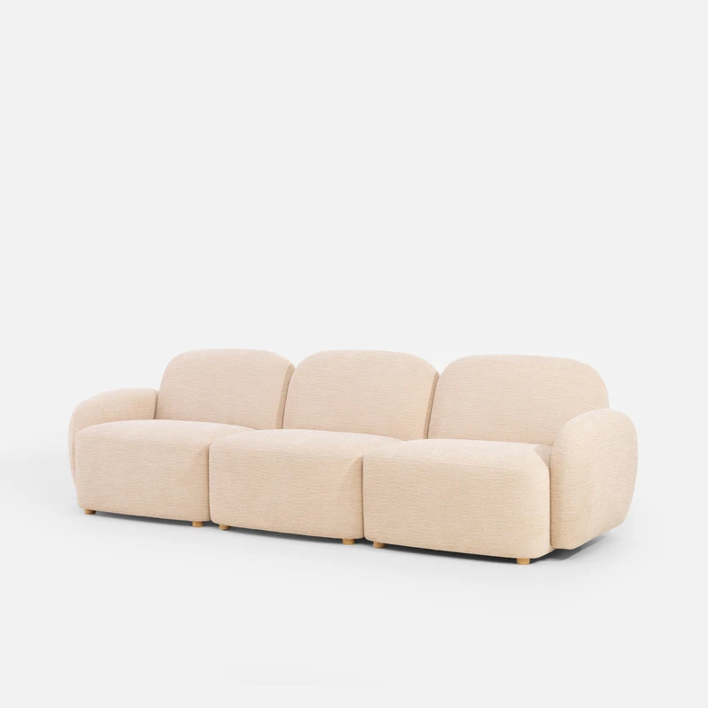 Beżowa sofa 3-osobowa, o obłych kształtach i nóżkach z jasnego drewna