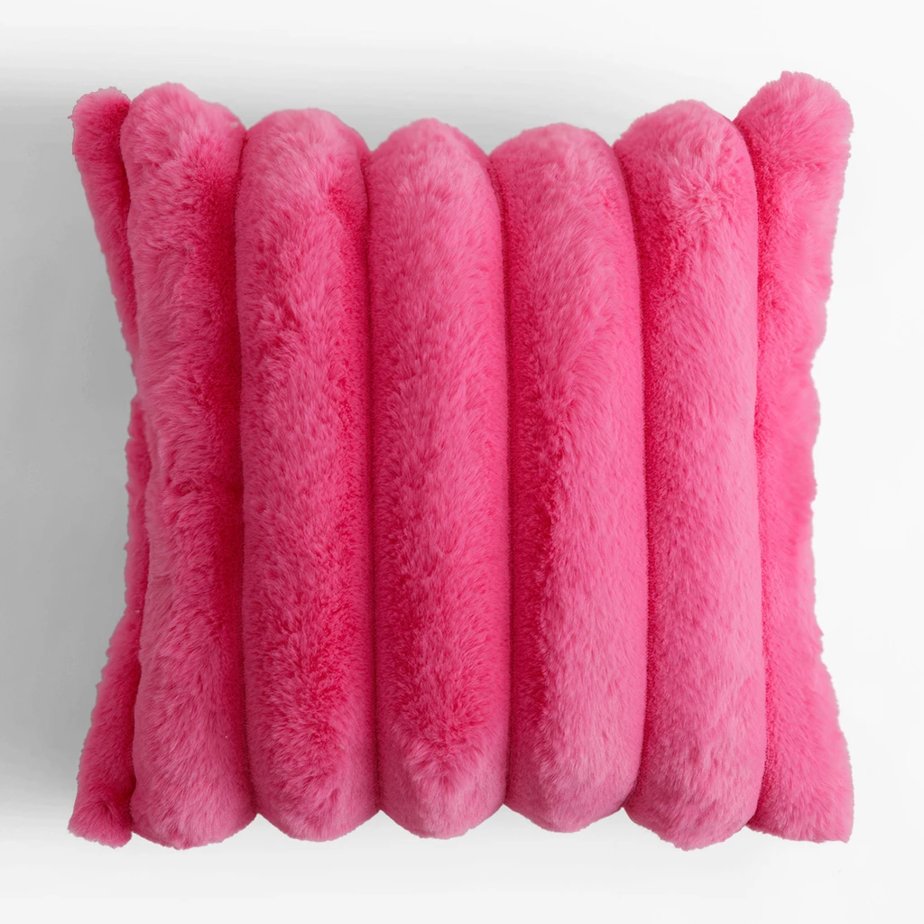 Poszewka różowa ELLE 45x45 cm Różowa poszewka z dekoracyjnym króliczym sztucznym futerkiem