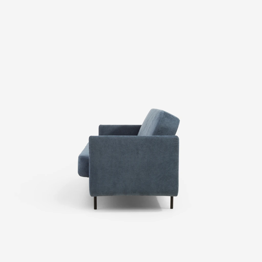 Wersalka z tapicerowanymi podłokietnikami, na czarnych nóżkach - bok