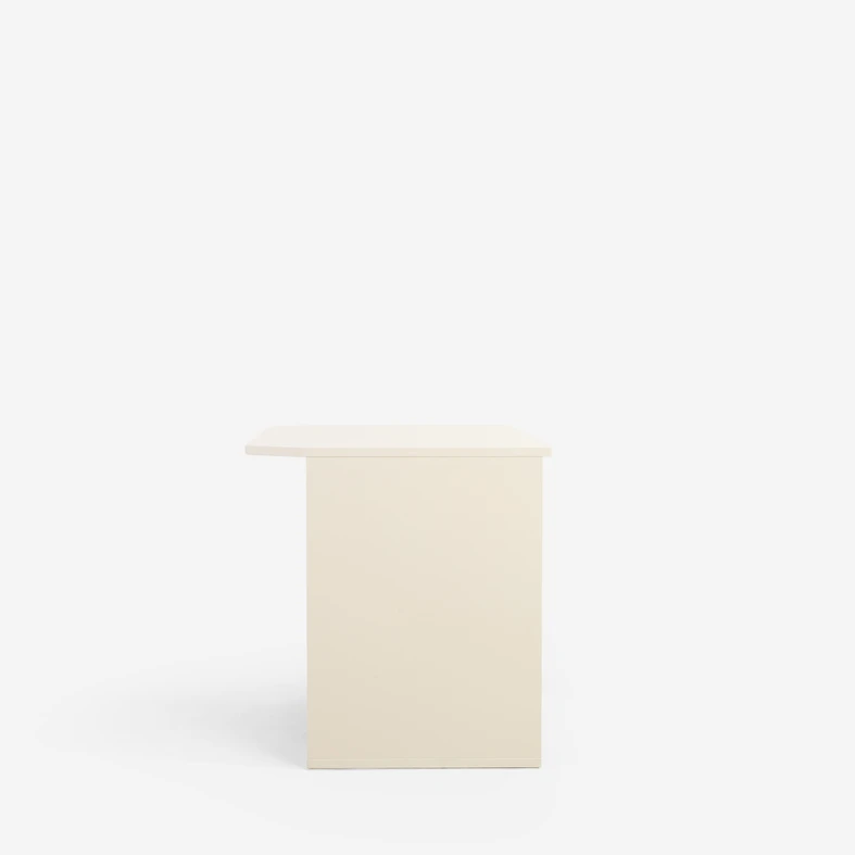 Gładki bok biurka w widocznym delikatnie wystającym blatem