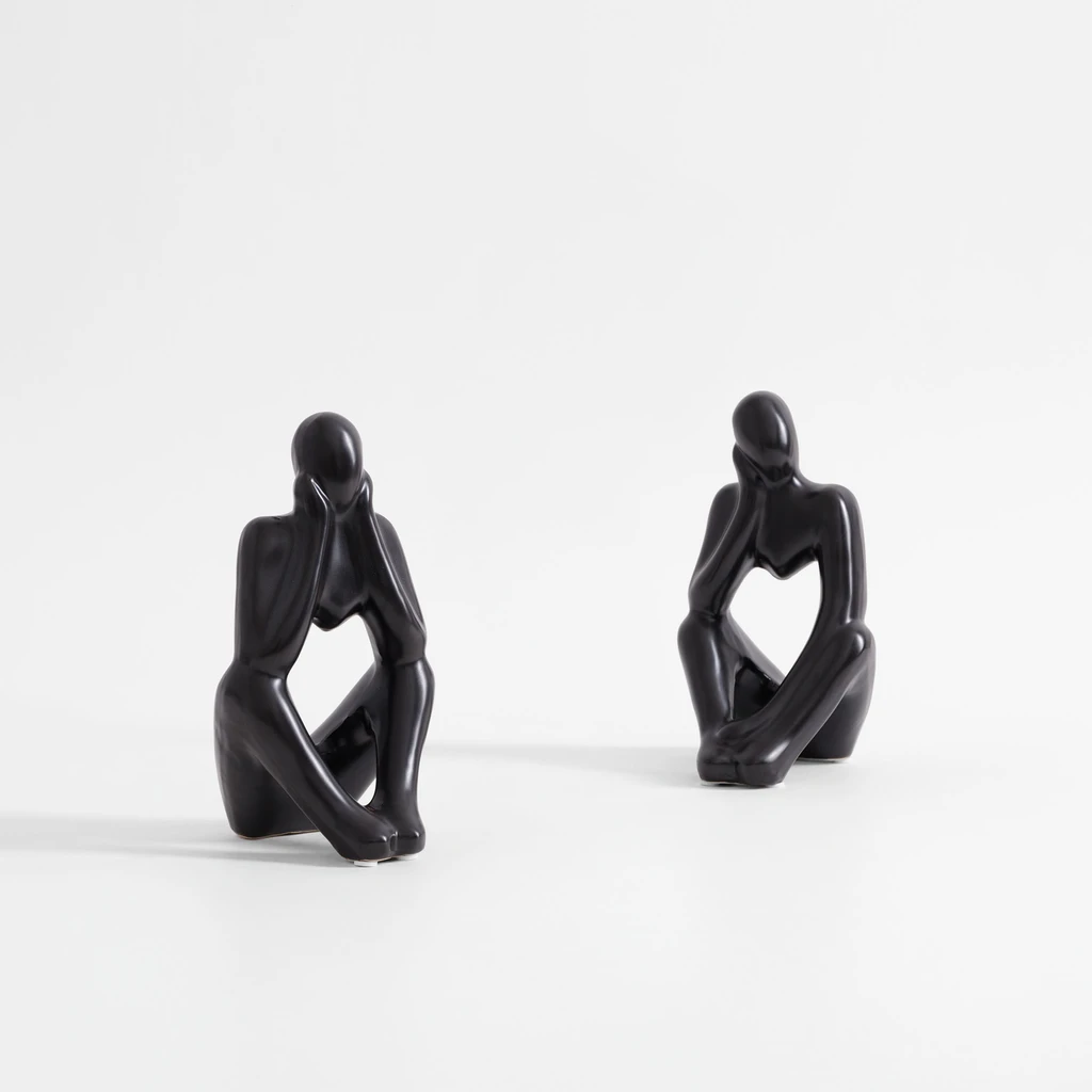 Černá dekorativní figurka ZAMYŠLENÝ ČLOVĚK 19 cm