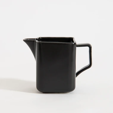 Černá porcelánová mlékovka BONA