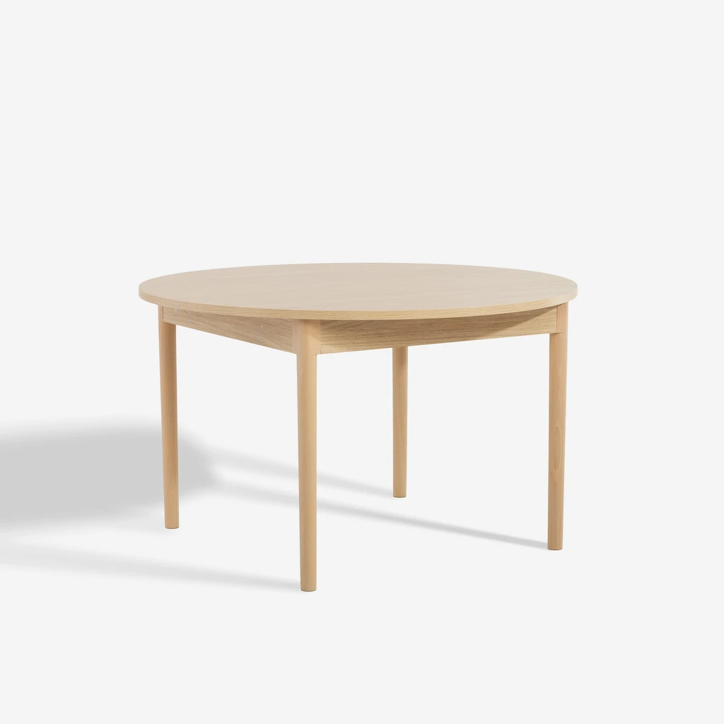 Zdjęcie stołu. Widok ogólny. Stół pod kątem.