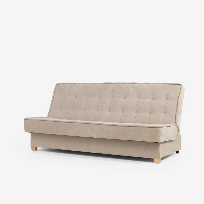 Beżowa wersalka z pikowaniem na siedzisku i oparciu, z nóżkami z jasnego drewna