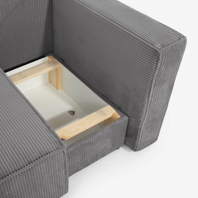 Szara sofa LUSO otula miękkością i zaprasza, by zatrzymać się na moment w rytmie codzienności.