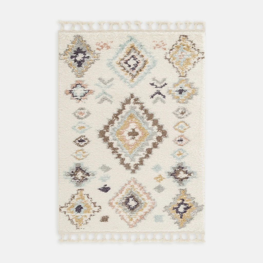 Dywan w stylu boho z geometrycznym wzorem. Kremowe tło, kolorowe akcenty.