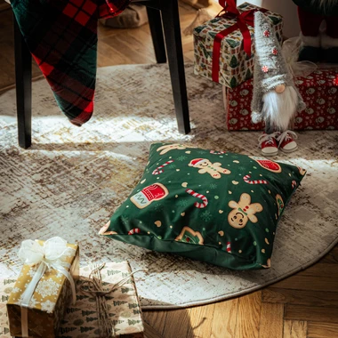 Dekorační zelený povlak na polštář perníčky 45x45 cm