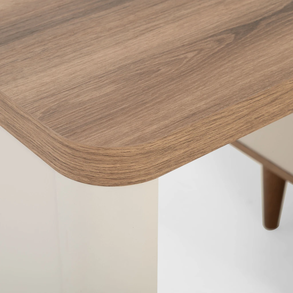 Zaokrąglone rogi biurka, wykończone tym samym kolorem co blat biurka