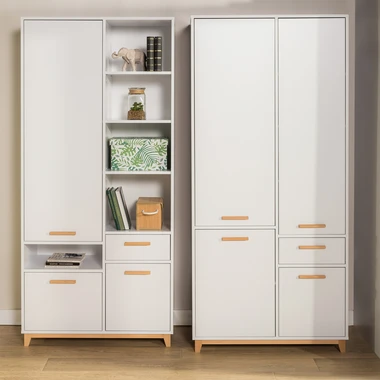 Šatní skříň se zásuvkou STEKA