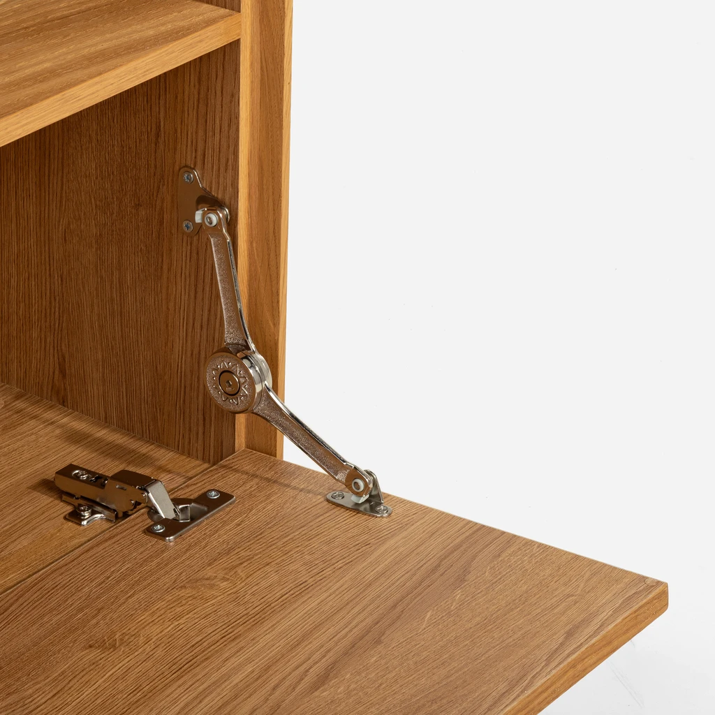 Zawiasy szafek klapowych, ułatwiające korzystanie z mebla