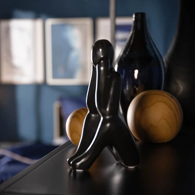 Černá dekorativní figurka ZAMYŠLENÝ ČLOVĚK 19 cm
