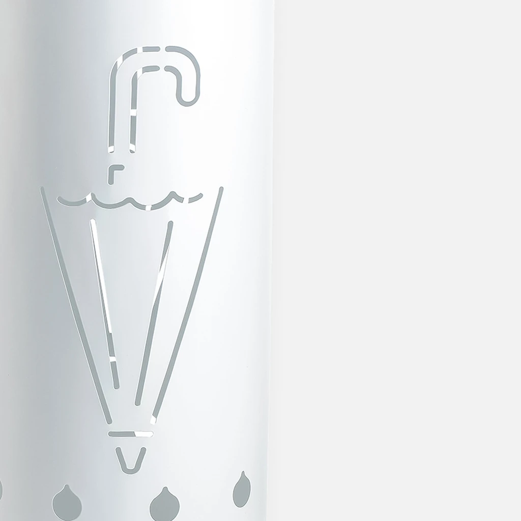 Zbliżenie na wzór parasola powstały przez wycięcie w metalu jego konturów. 