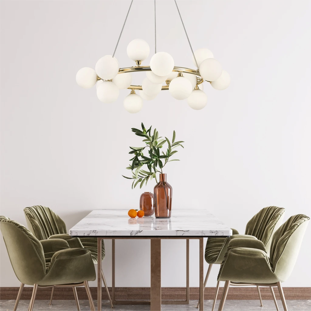 Lampa BOBO posiada 20 kulistych kloszy rozmieszczonych wokół obręczy w złotym kolorze