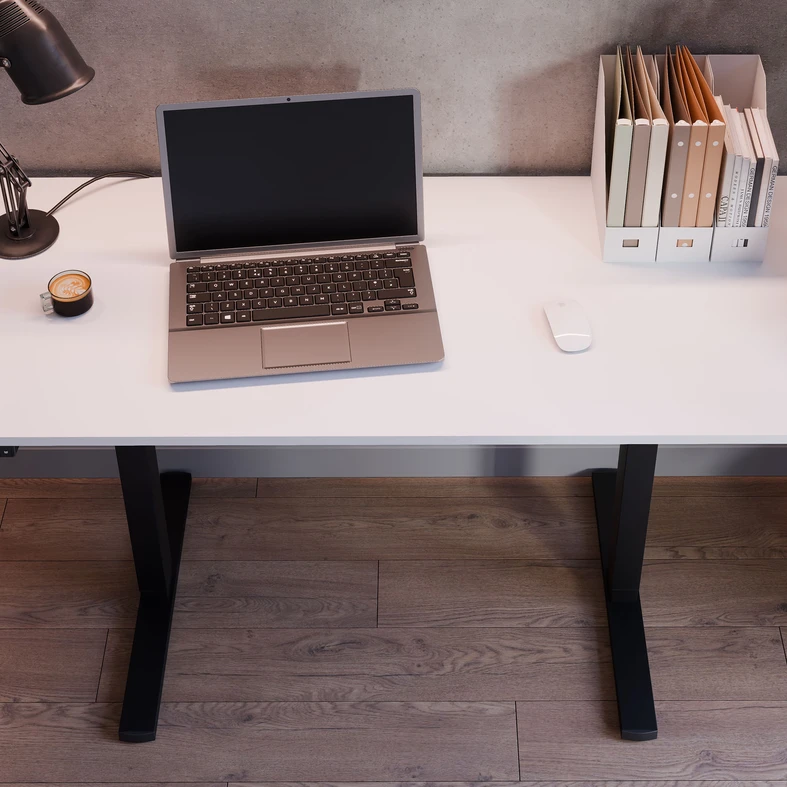 Szeroki, biały blat rozjaśnia wnętrze i tworzy wygodne stanowisko do codziennych zadań.