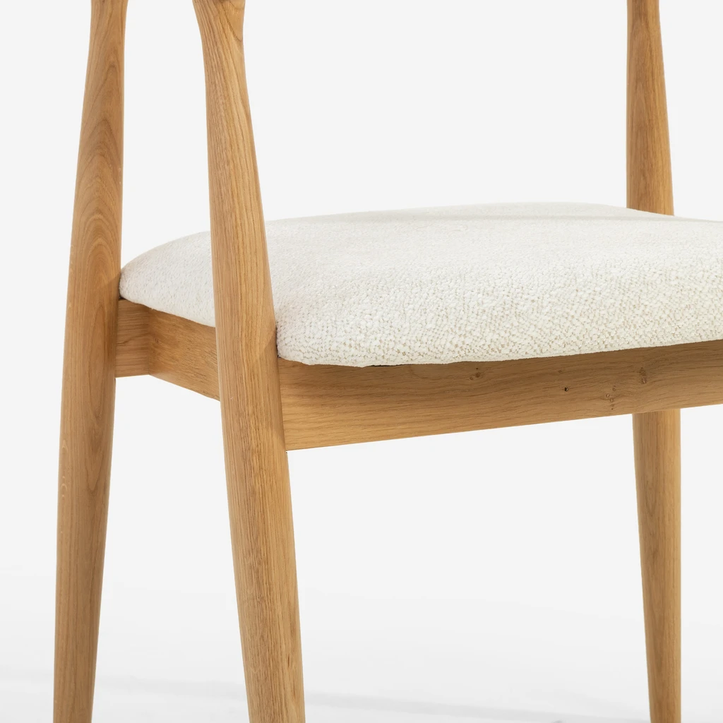 PERUGIO z kremową tkaniną dodaje jadalni lekkości i zwiększa wygodę codziennych posiłków.