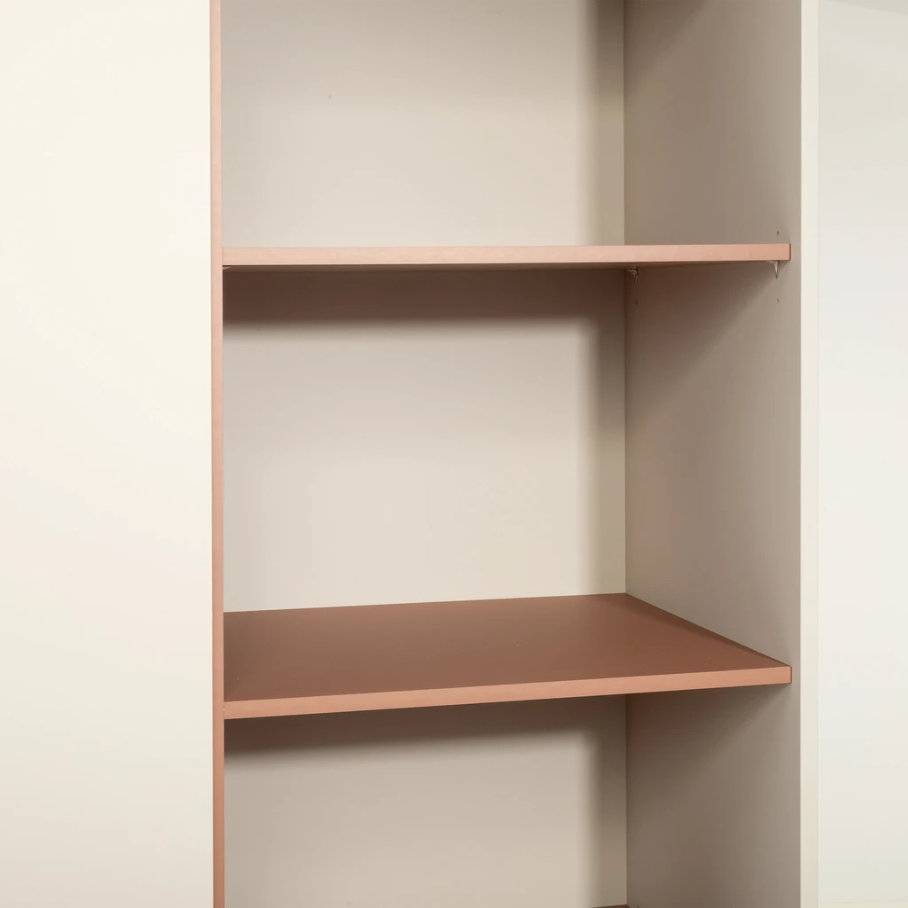 Smukłe nóżki dodają lekkości i pozwalają łatwo odkurzyć pod meblem.