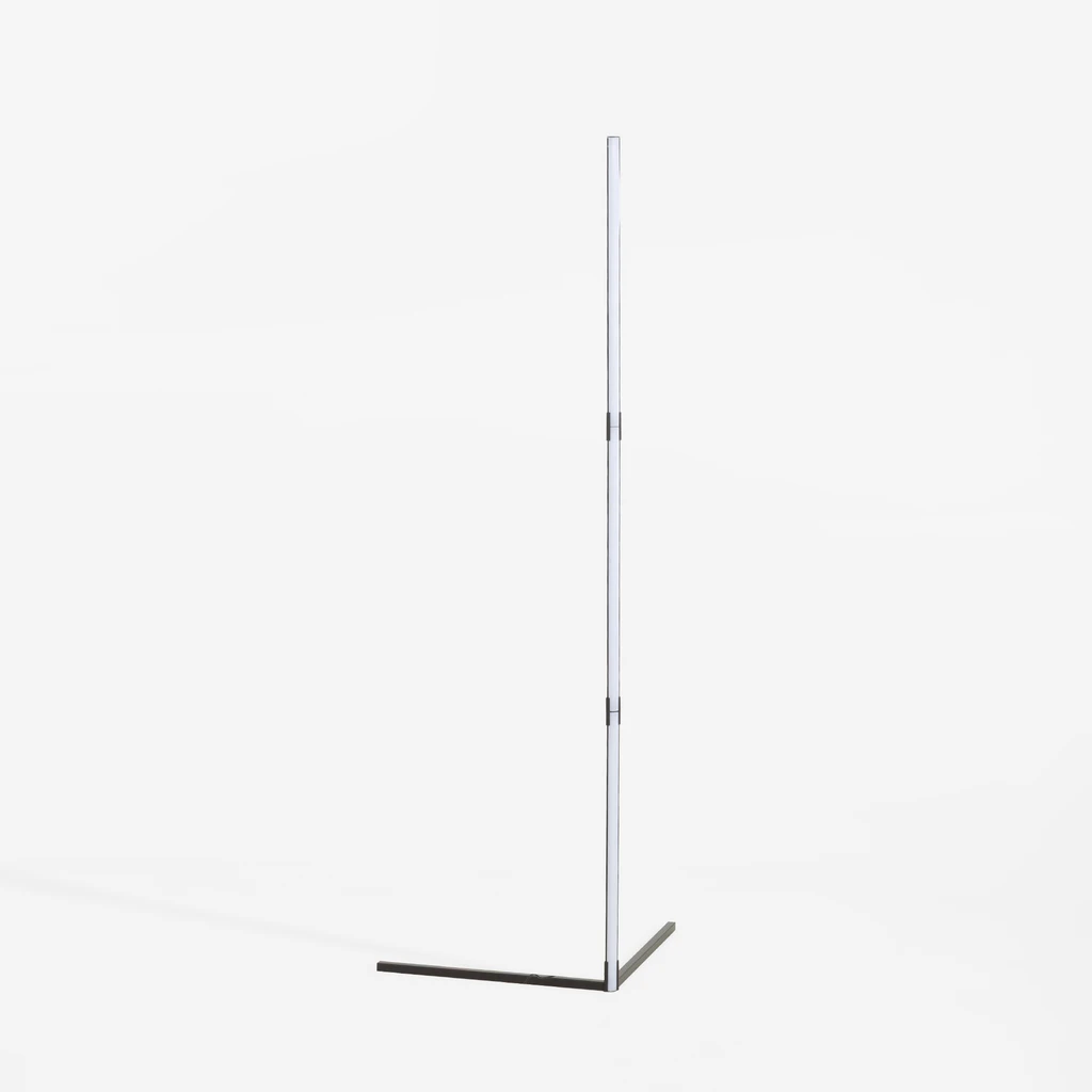 Czarna lampa stojąca LED sterowana pilotem.
