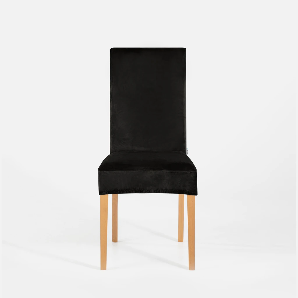 Zdjęcie pokrowca założonego na krzesło. Zdjęcie na wprost. 