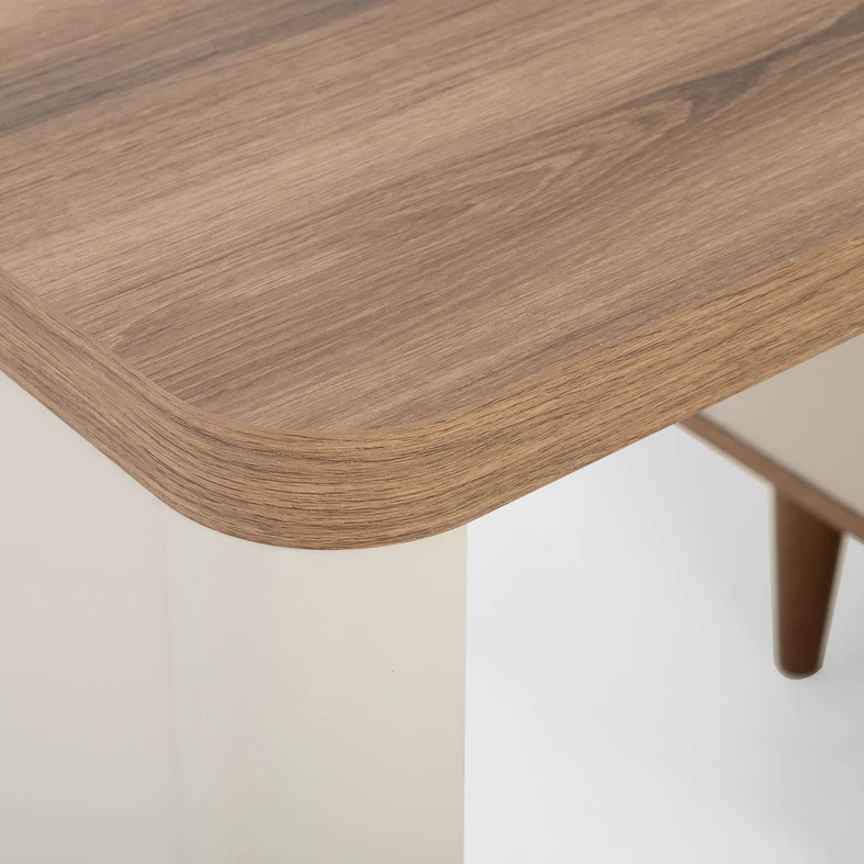 Zaokrąglone rogi biurka, wykończone tym samym kolorem co blat biurka