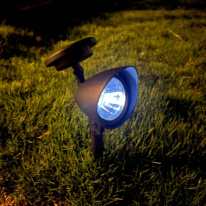 Górna część lampy przypomina reflektor z dołączonym panelem solarnym (50x56 mm).