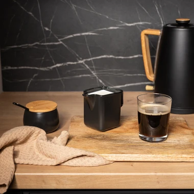 Černá porcelánová mlékovka BONA