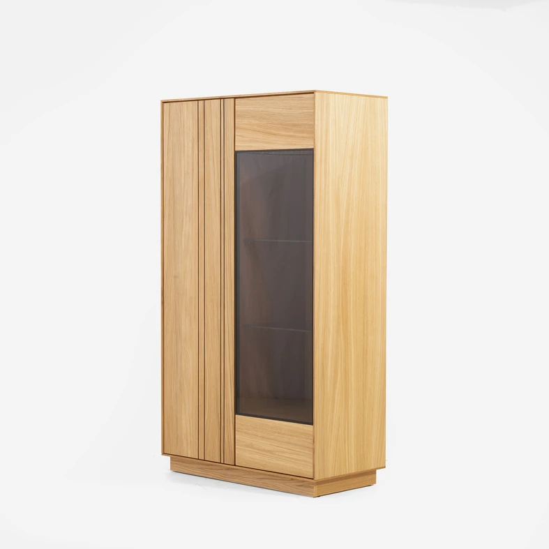 Niska witryna w kolorze jasnego drewna, z dymionym szkłem