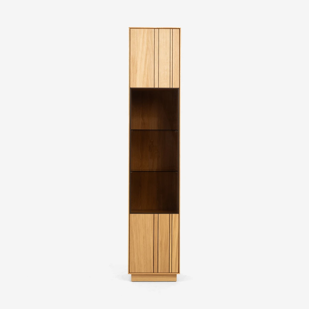 Wąska witryna jednodrzwiowa w kolorze jasnego drewna, z dymionym szkłem