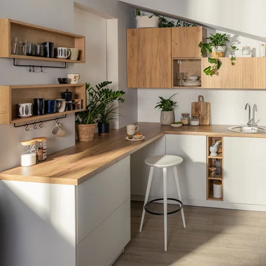 Kulatá bílá stolička GREGOR