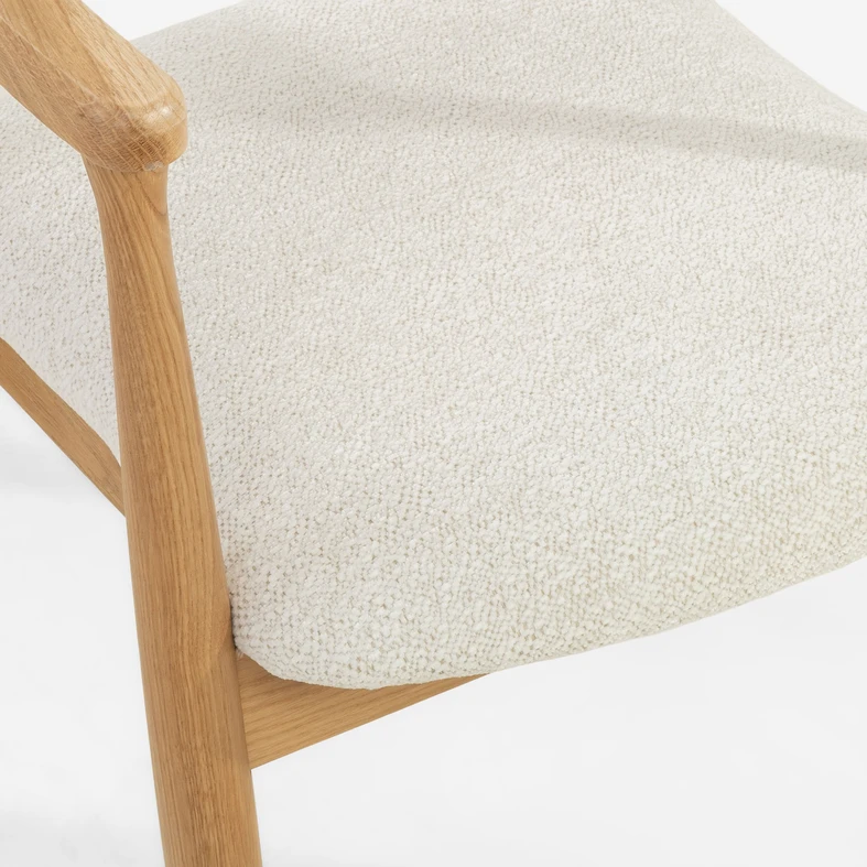 Piankowe siedzisko PERUGIO sprawia, że chwile przy stole są bardziej odprężające.