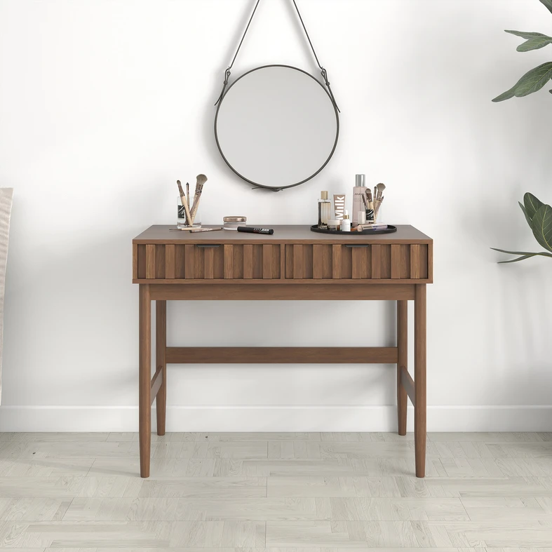 Aranżacja konsoli w nowoczesnym pomieszczeniu z lustrem, kosmetykami i akcesoriami