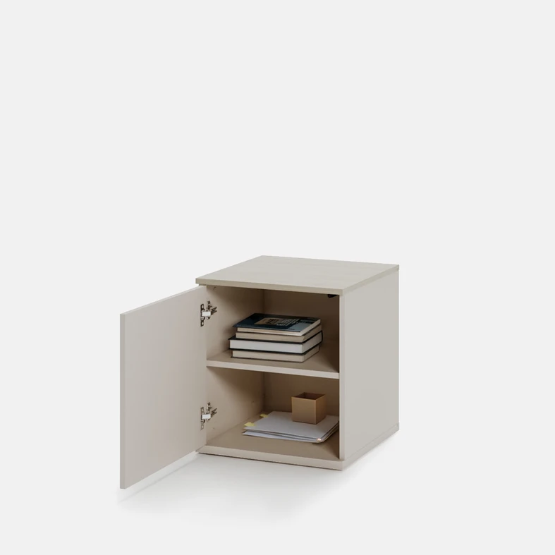 Otwarta szafka nocna z półkami pełnymi drobnych przedmiotów