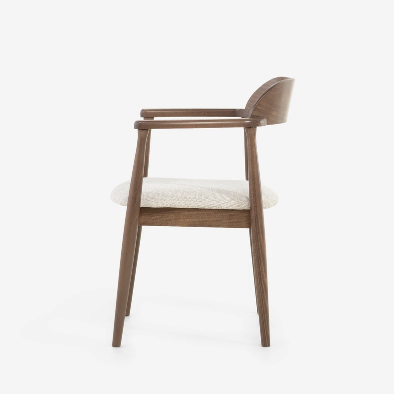 Przemyślane wymiary PERUGIO pozwalają wygodnie usiąść przy stołach o standardowej wysokości.