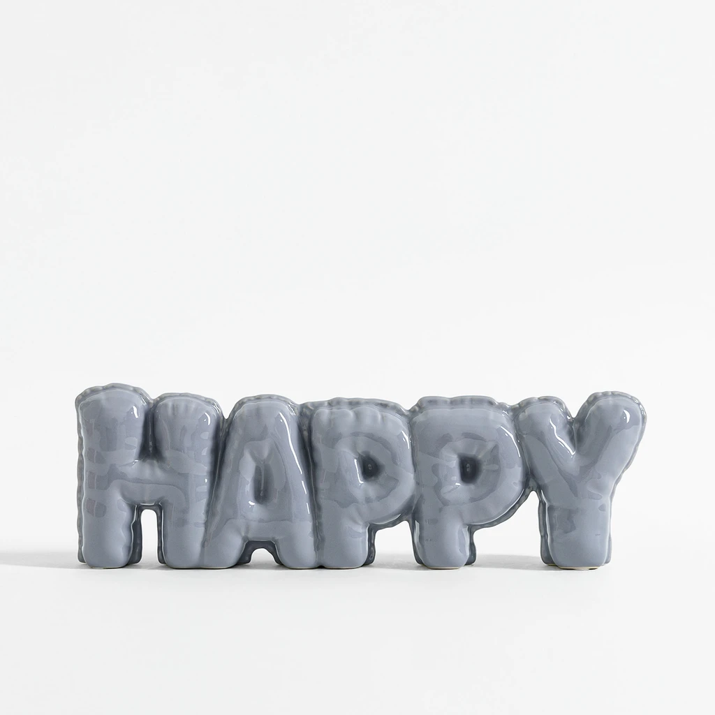 Šedá dekorace s nápisem HAPPY