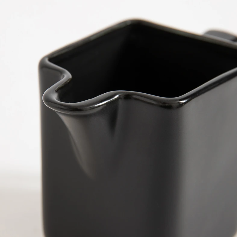 Černá porcelánová mlékovka BONA