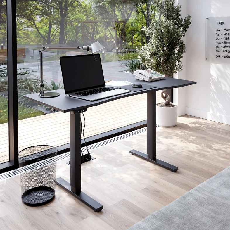 Większa powierzchnia blatu pomieści komputer, dokumenty i potrzebne akcesoria.