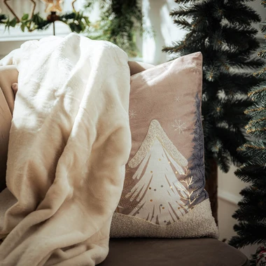 Povlak na polštářek VÁNOČNÍ STROMKY FINN LATTE 45x45 cm